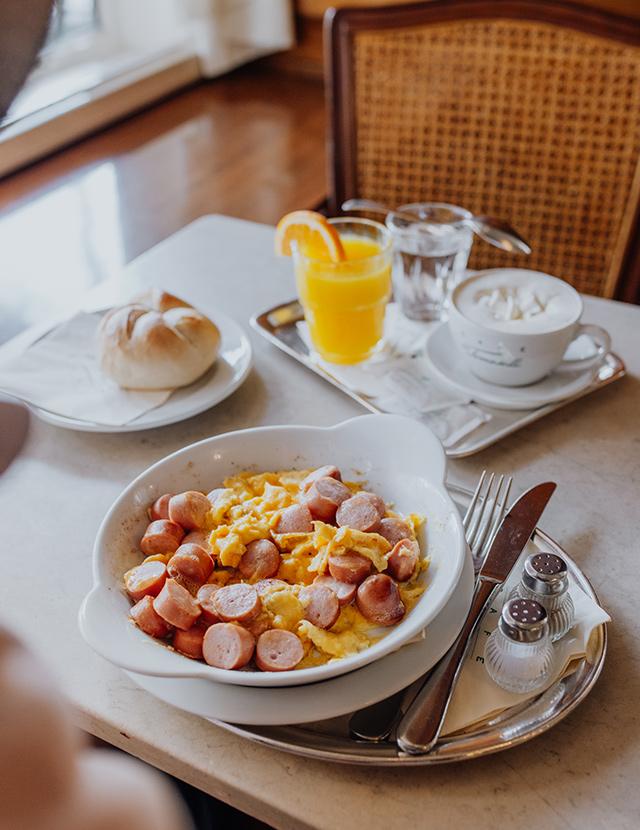 Herzhaftes Frühstück im Café Tomaselli mit Eierspeis, Semmel und Kaffee.