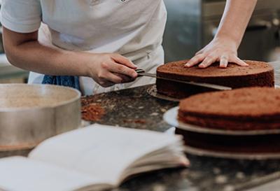 Café Tomaselli Backstube Konditorin bei der Arbeit