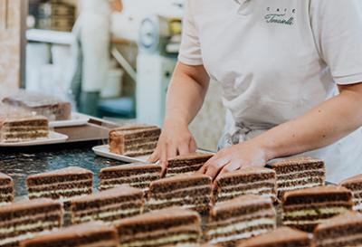 Café Tomaselli Backstube Konditorin bei der Arbeit