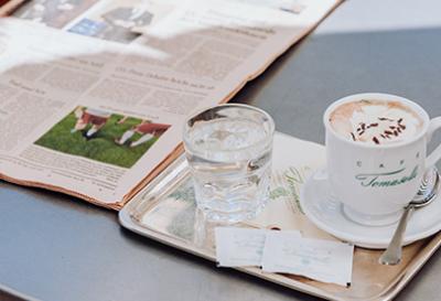 Café Tomaselli Kaffee und Zeitung