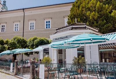 Café Tomaselli Kiosk Eingang mit Blick auf Gastgarten