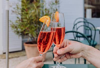 Café Tomaselli Kiosk Aperol Spritzer im Gastgarten